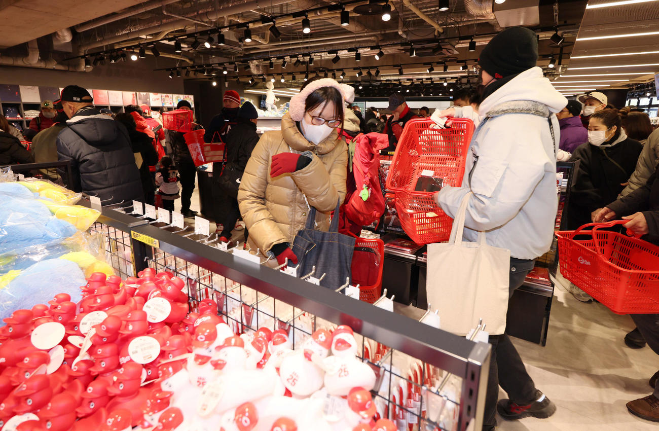 開店と同時に大にぎわいのマツダスタジアム正面のカープグッズ売り場（撮影・加藤孝規）
