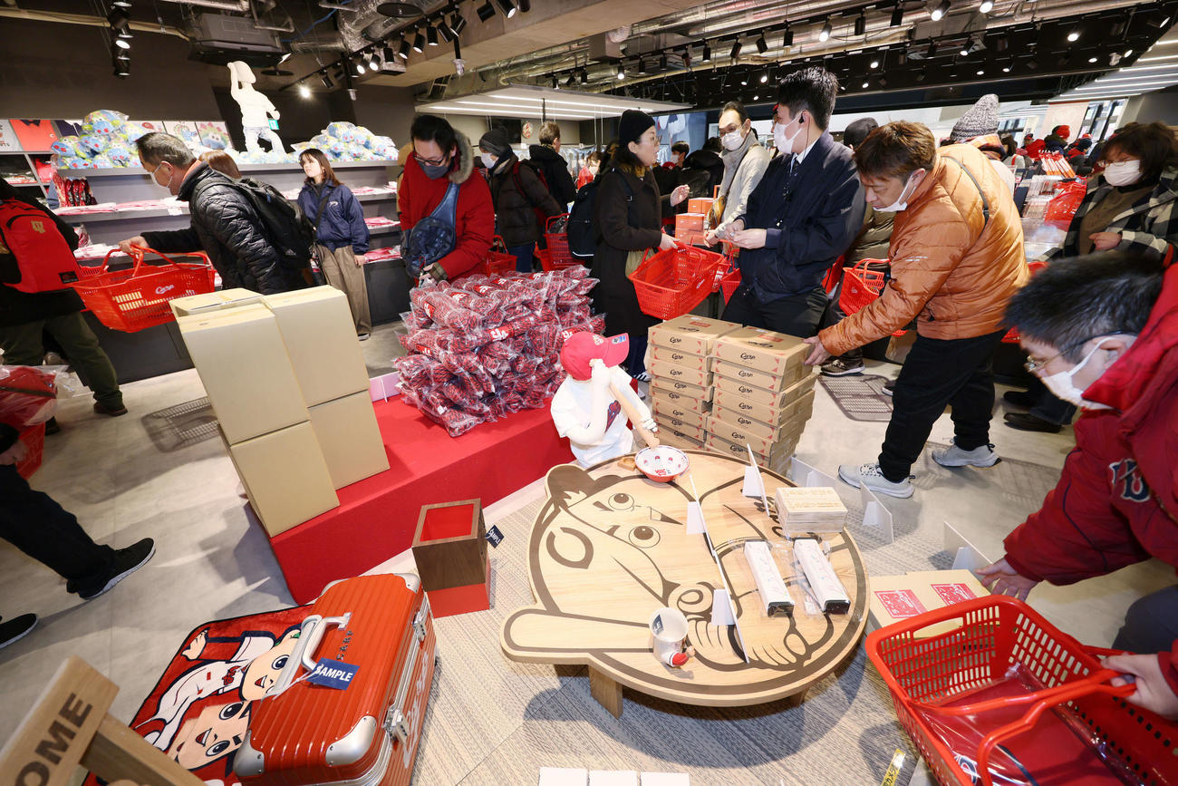 開店と同時に大にぎわいのマツダスタジアム正面のカープグッズ売り場（撮影・加藤孝規）