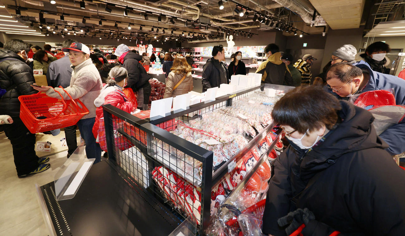 開店と同時に大にぎわいの球場正面のカープグッズ売り場（撮影・加藤孝規）