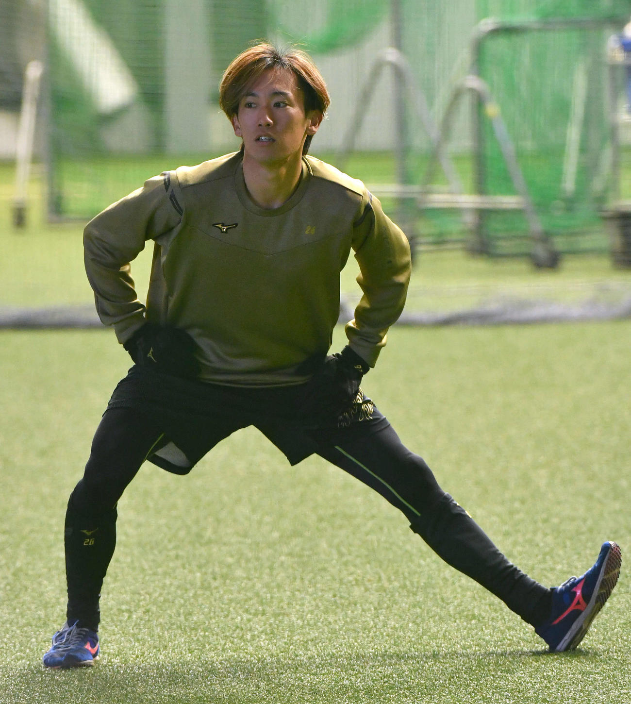 ストレッチを行う大津（撮影・岩下翔太）