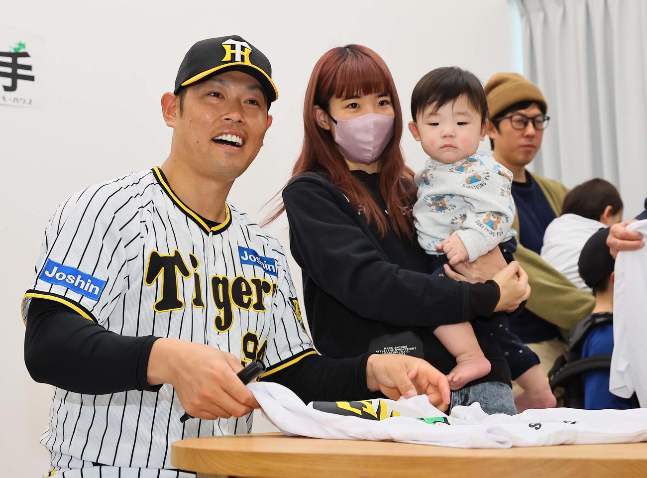 チャイルド・ケモ・ハウスの子供ら関係者にサインをする阪神原口（撮影・上田博志）