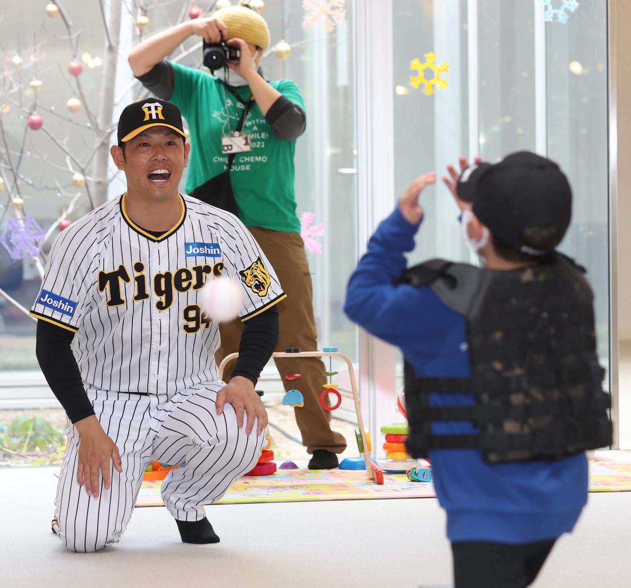 チャイルド・ケモ・ハウスの子供とキャッチボールをする阪神原口