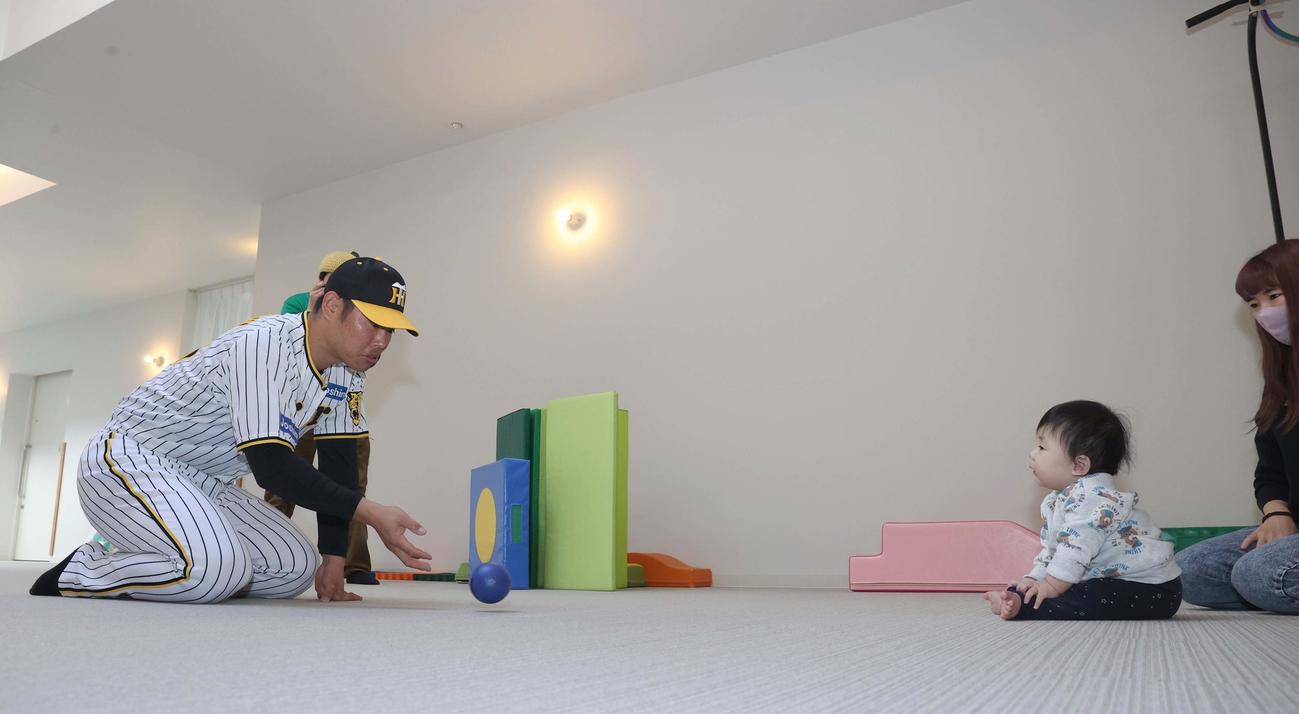 チャイルド・ケモ・ハウスの子供とキャッチボールをする阪神原口