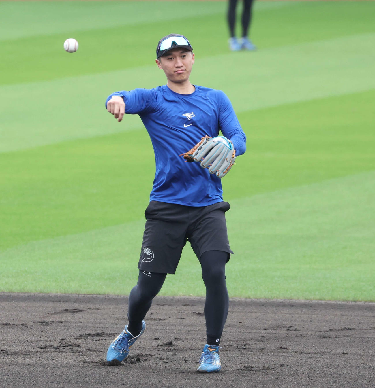 ノックを受ける日本ハム加藤豪（撮影・黒川智章）