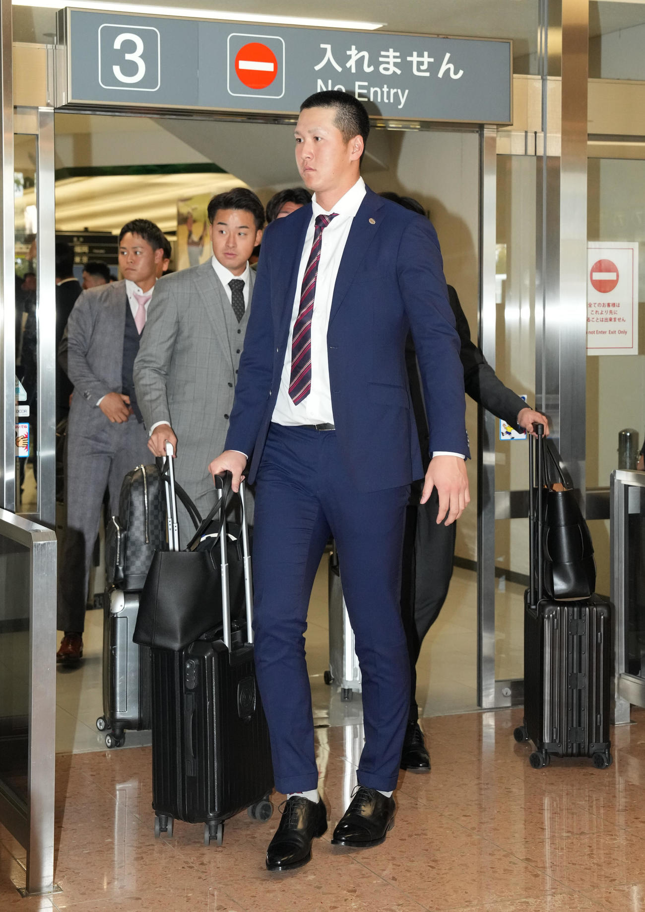 宮崎空港に到着した巨人秋広（撮影・鈴木みどり）
