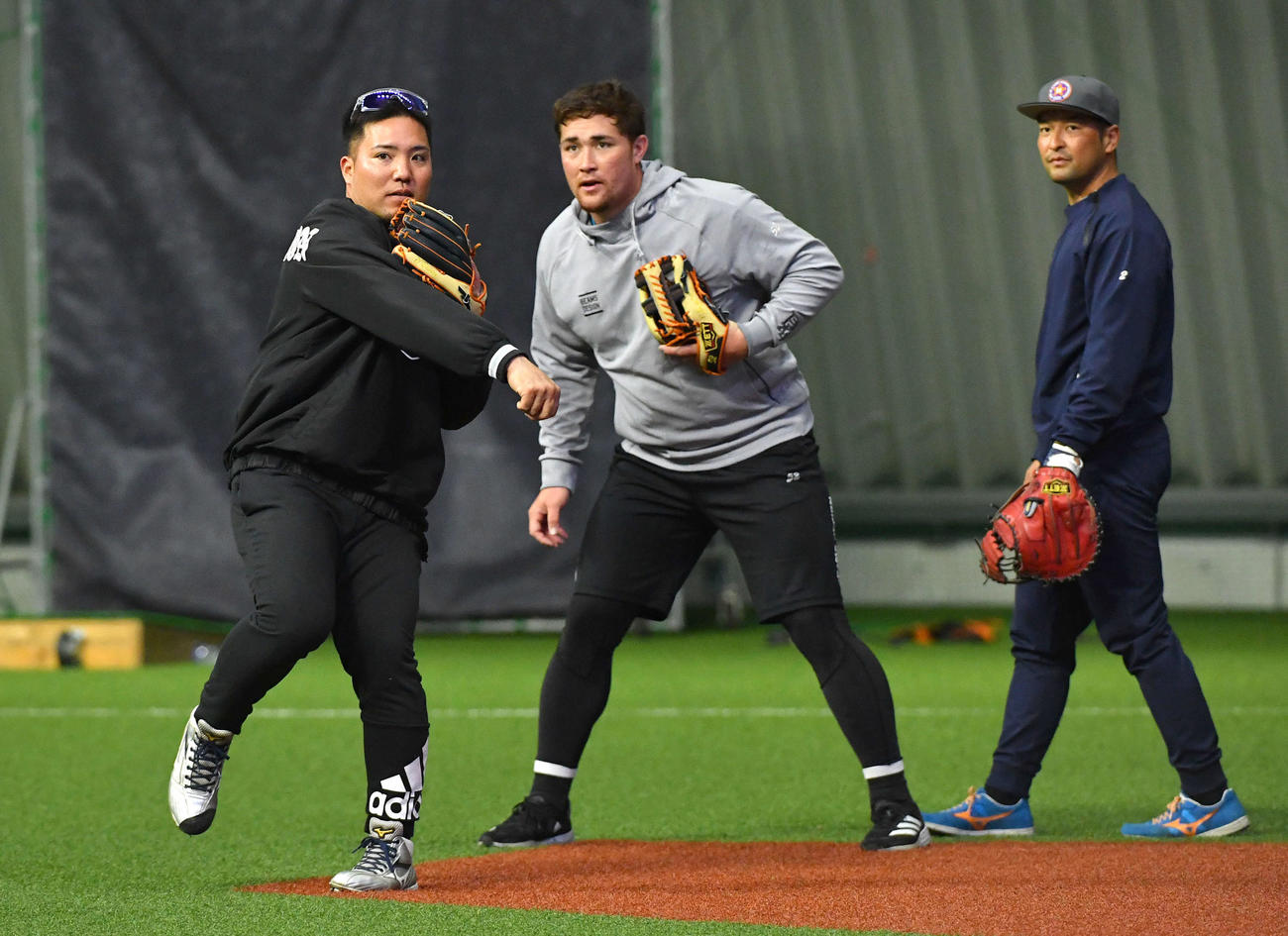 ノックを受ける、左からソフトバンク山川、リチャード、嶺井（撮影・岩下翔太）