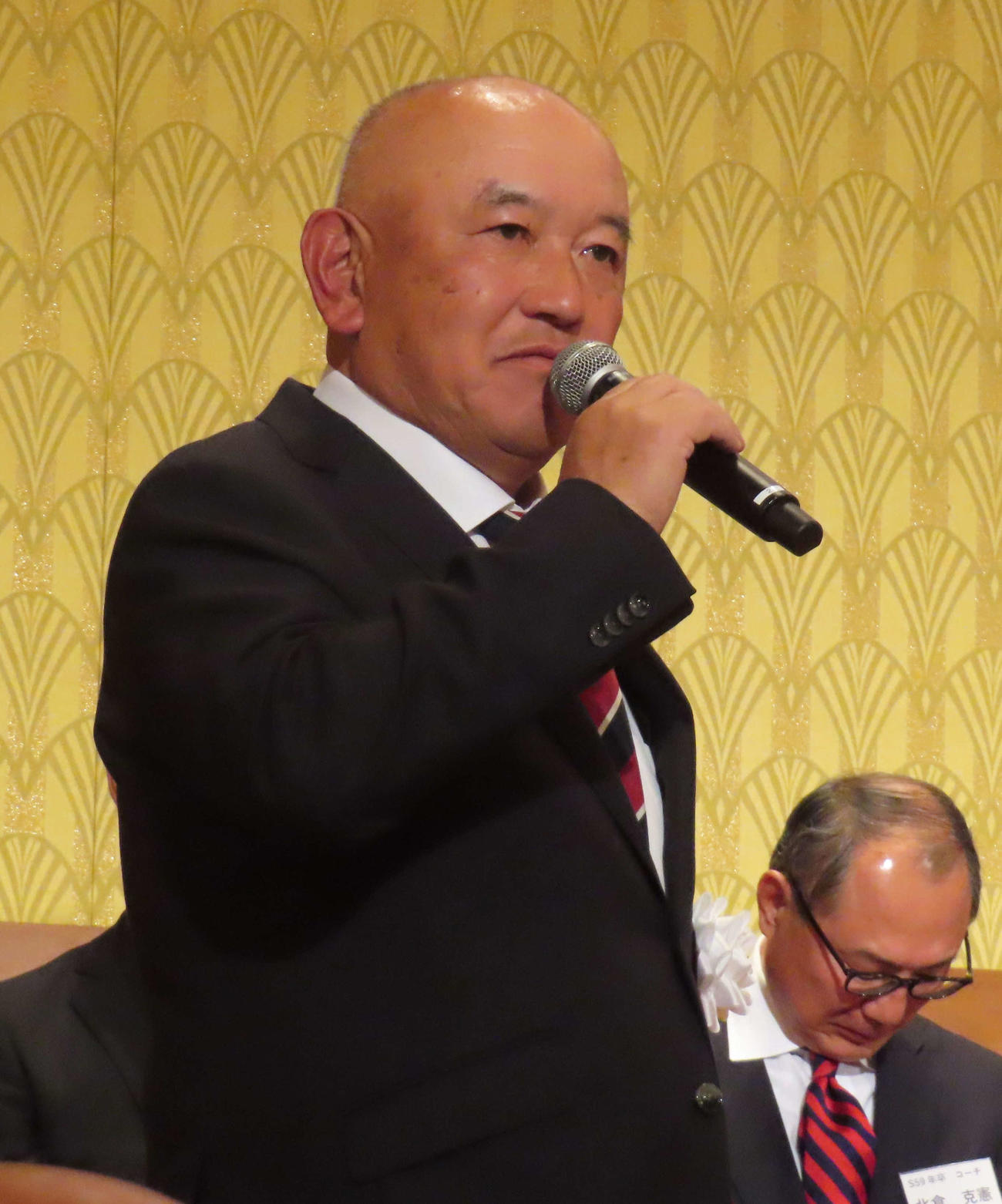 慶大の祝賀会で選手紹介を行う堀井監督（撮影・佐瀬百合子）