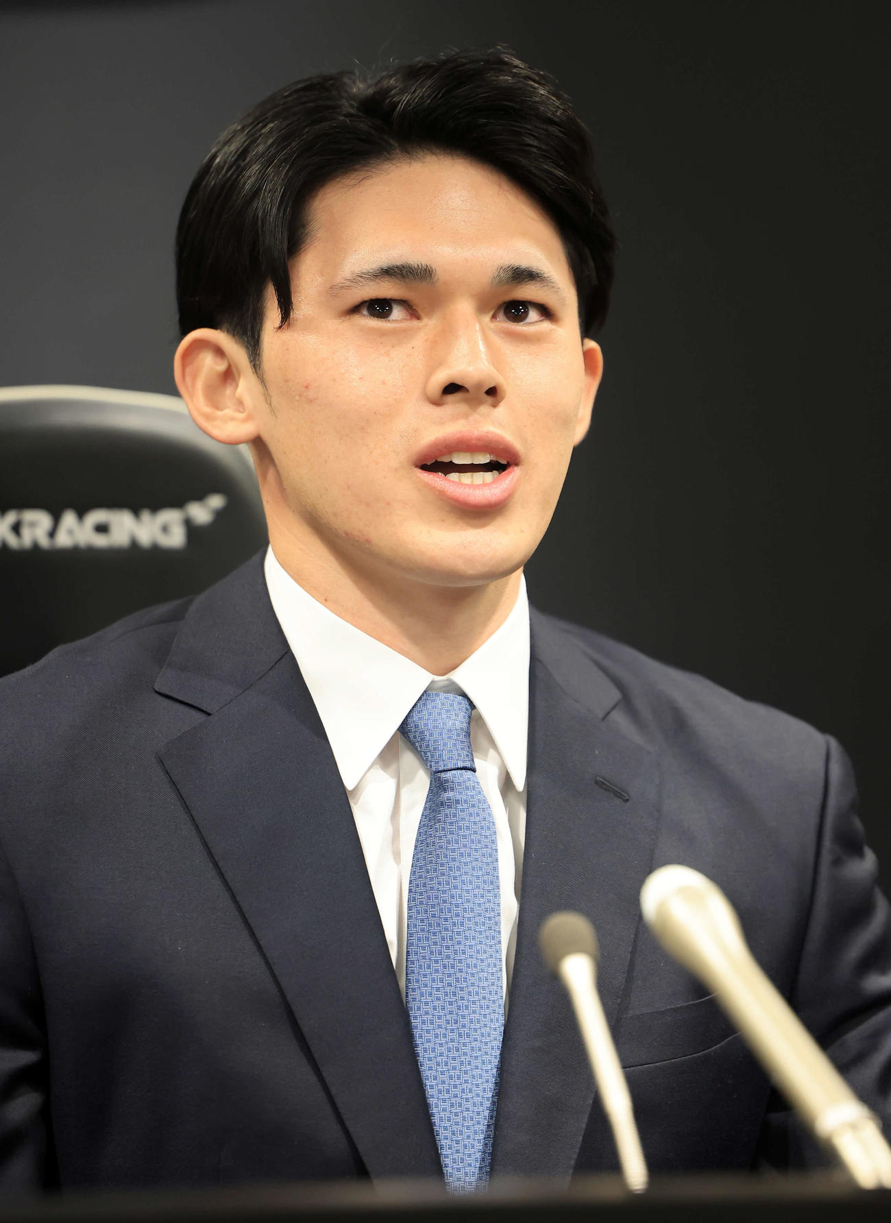 会見に臨むロッテ佐々木（撮影・浅見桂子）