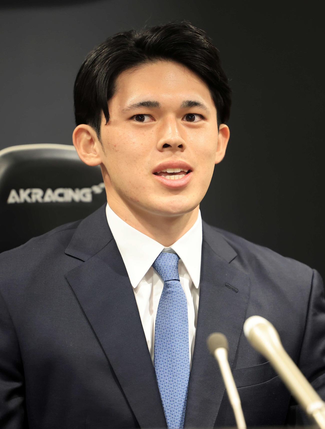 会見に臨むロッテ佐々木（撮影・浅見桂子）