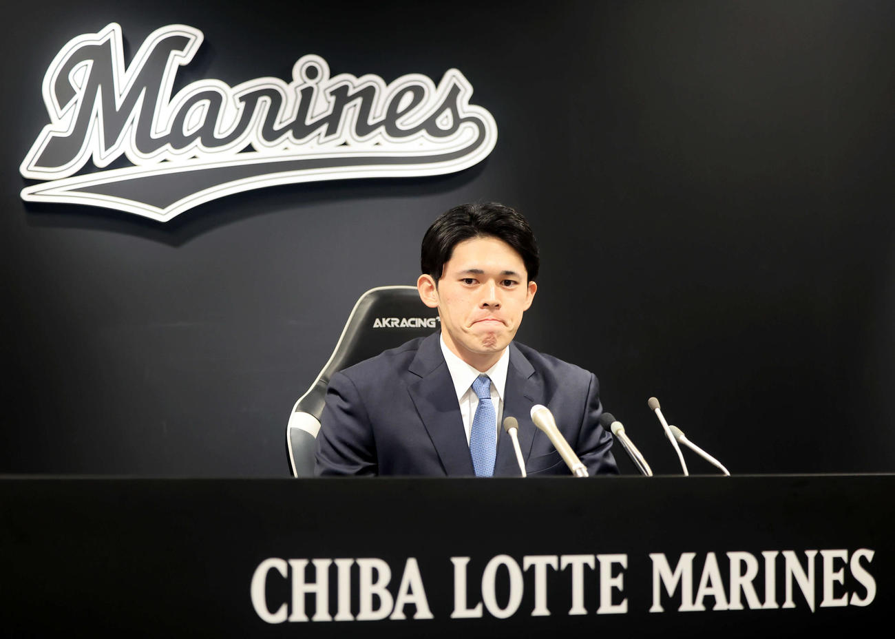 会見に臨み表情を引き締めるロッテ佐々木（撮影・浅見桂子）