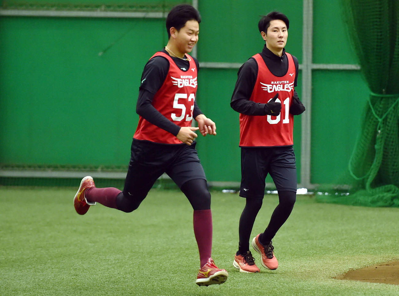 ランニングで調整する楽天松田（右）と坂井（撮影・相沢孔志）