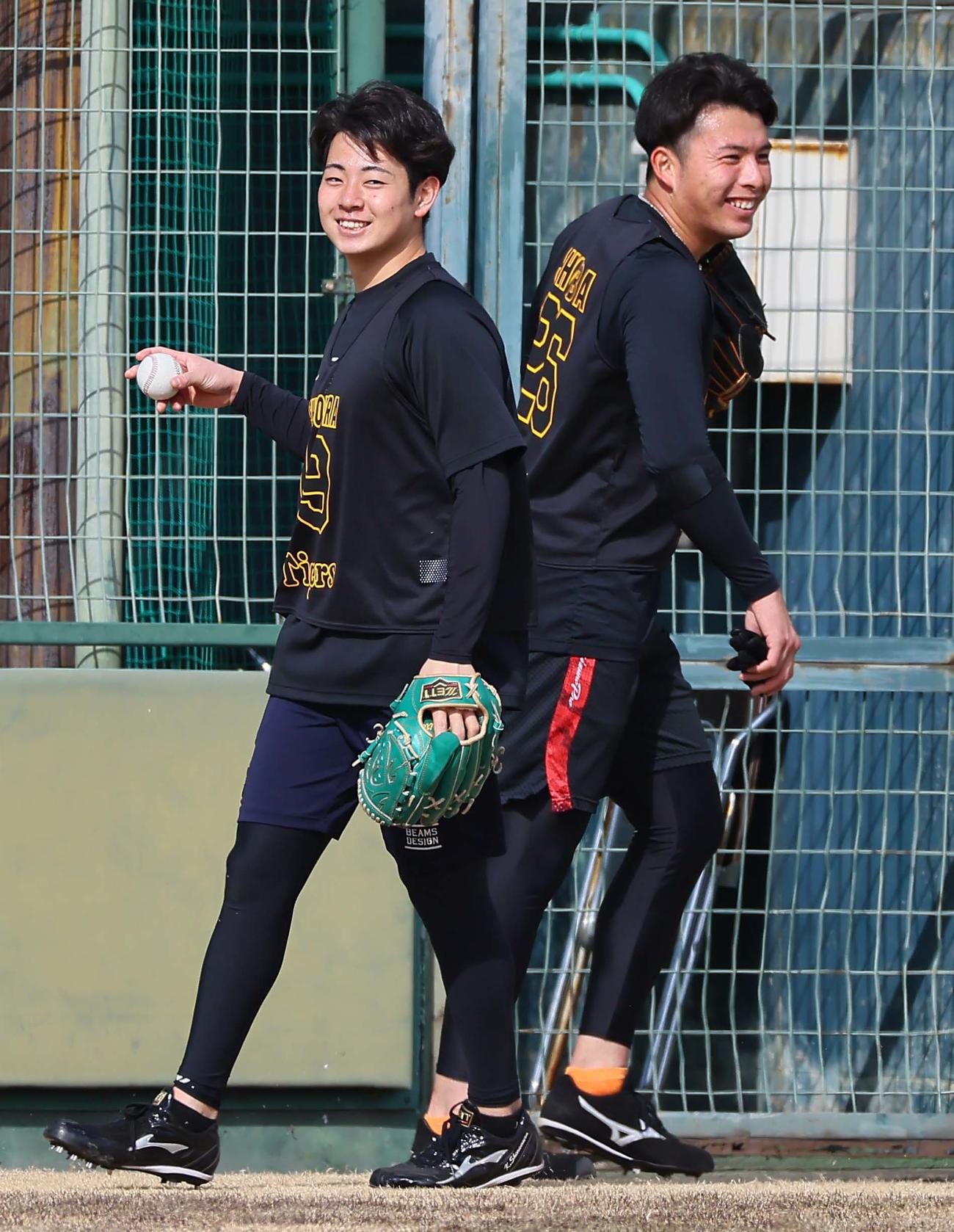 鳴尾浜球場で合同自主トレする下村（左）と椎葉は笑顔を見せる（撮影・上田博志）