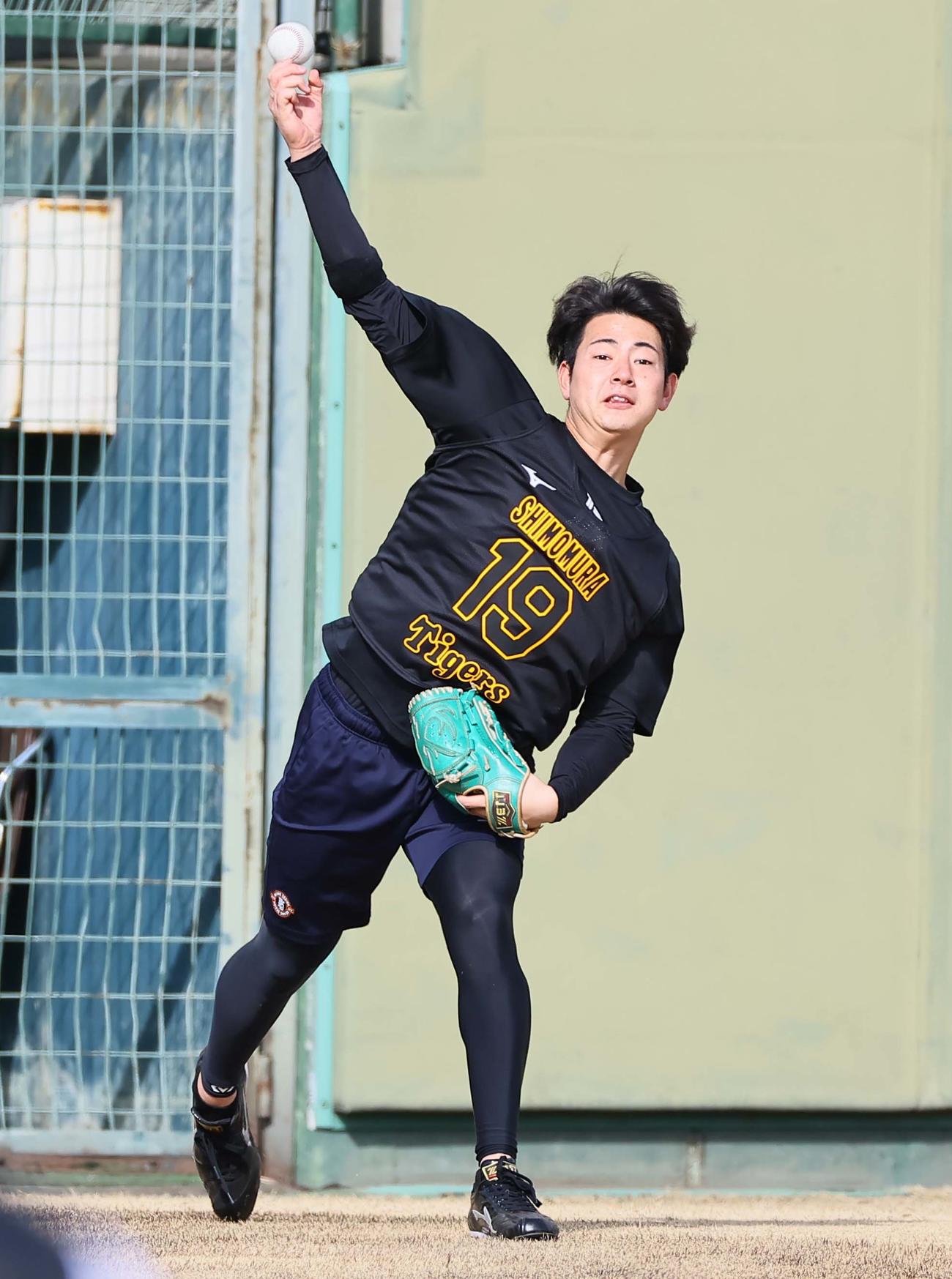 合同自主トレでキャッチボールをする下村（撮影・上田博志）