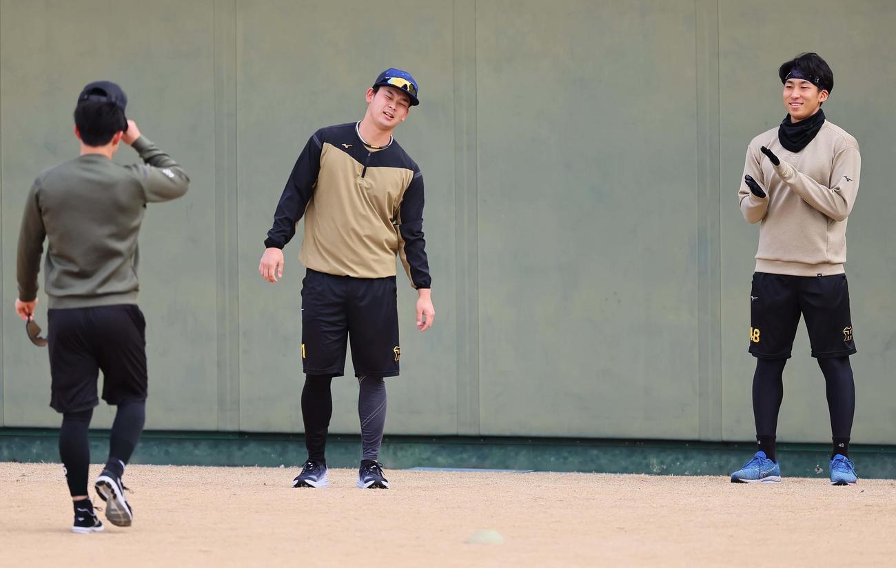 中川（左）の母校・京都国際がセンバツ出場を決めたことに拍手を送る茨木（右）と野口（撮影・上田博志）