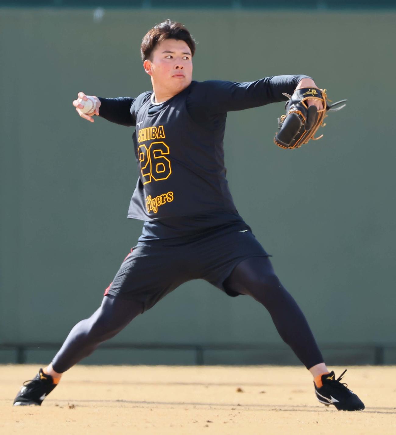合同自主トレでキャッチボールをする椎葉（撮影・上田博志）