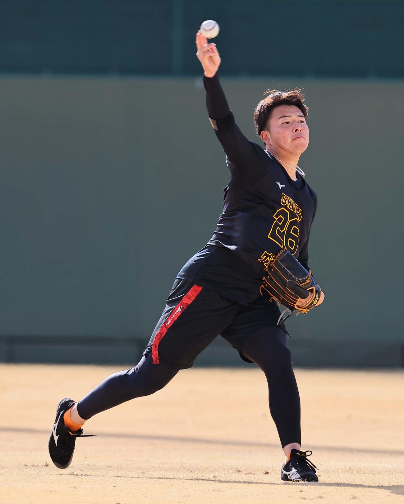 合同自主トレでキャッチボールをする椎葉（撮影・上田博志）