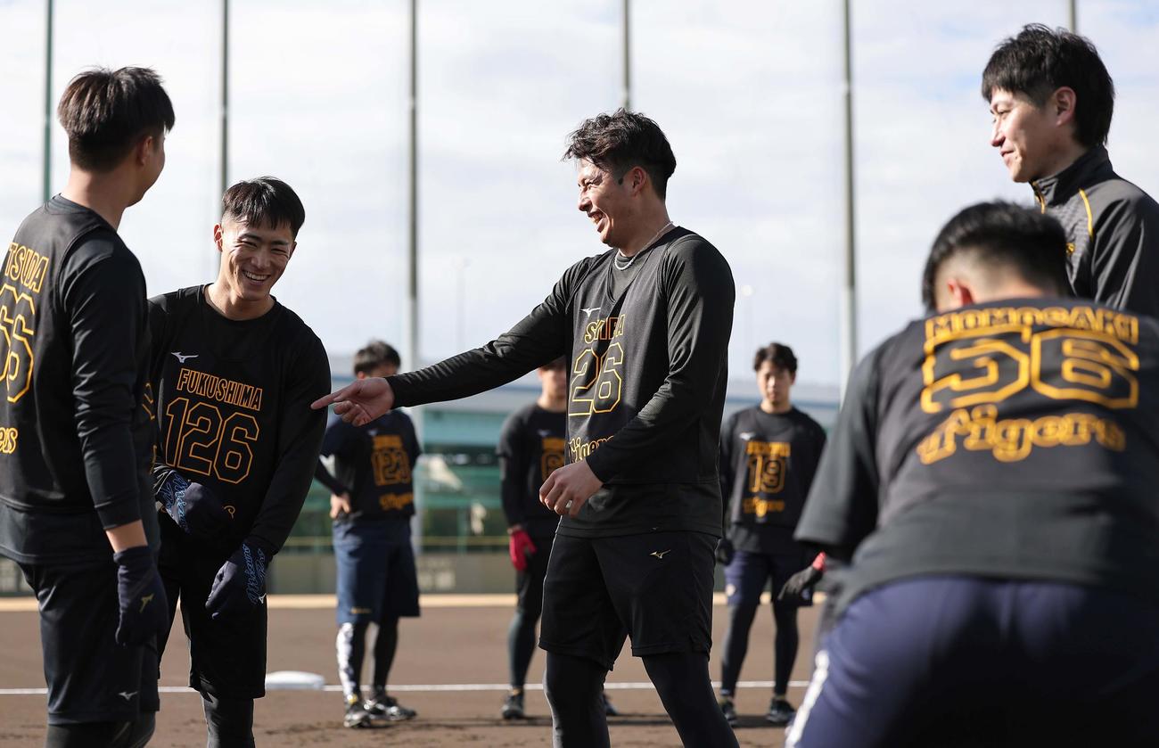 椎葉（中央）は合同自主トレで笑顔を見せる（撮影・上田博志）