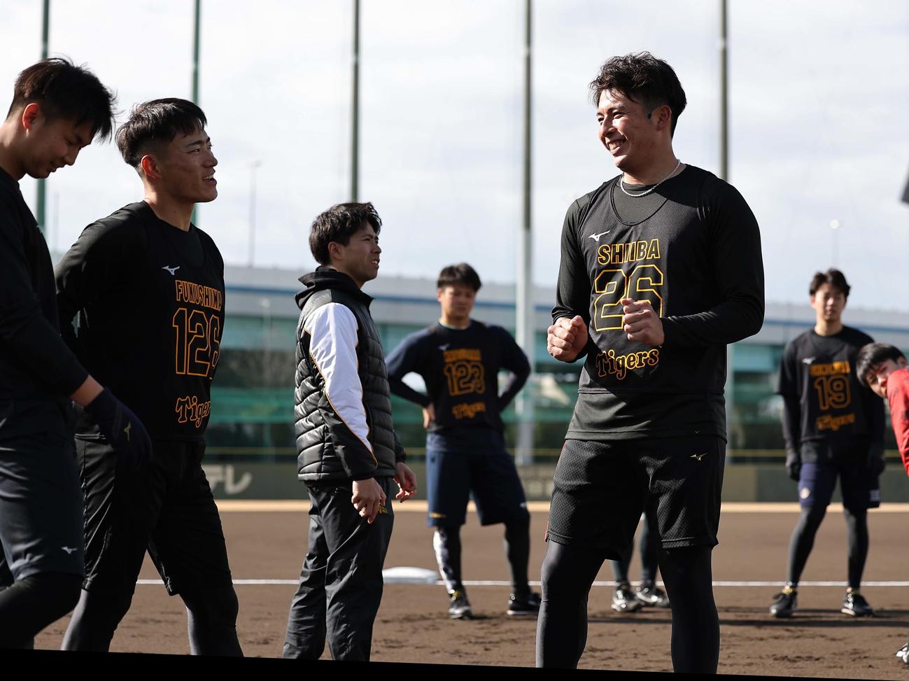 椎葉（右から2人目）は合同自主トレで笑顔を見せる（撮影・上田博志）