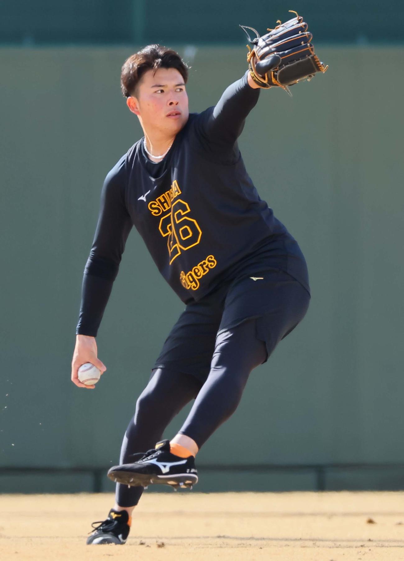 合同自主トレでキャッチボールをする椎葉（撮影・上田博志）
