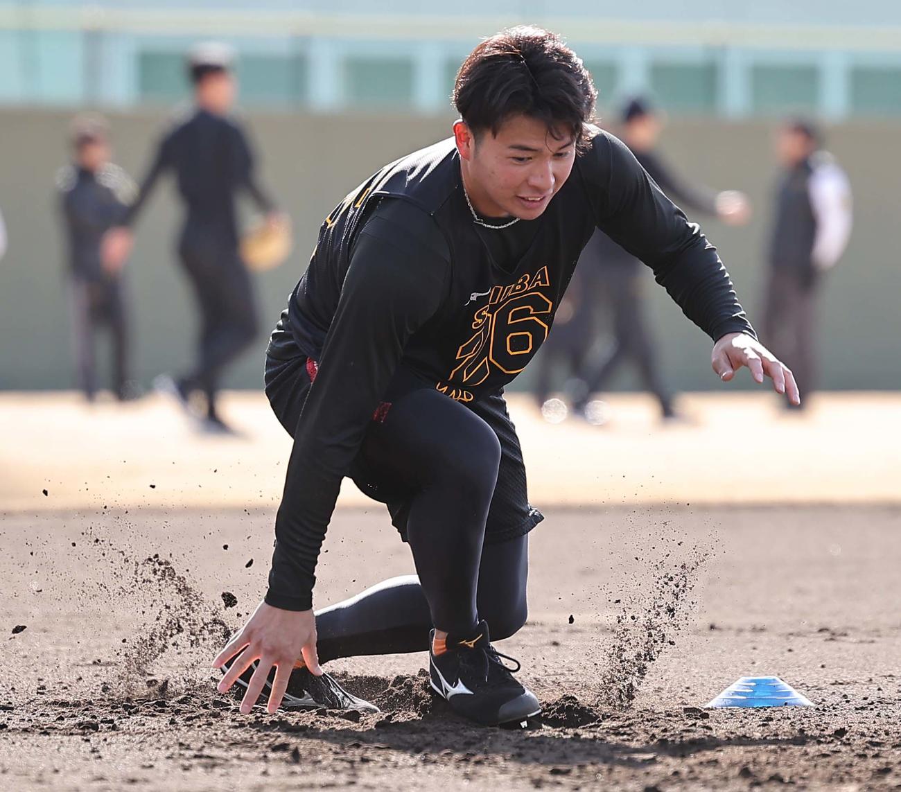 鳴尾浜球場でトレーニングをする椎葉（撮影・上田博志）