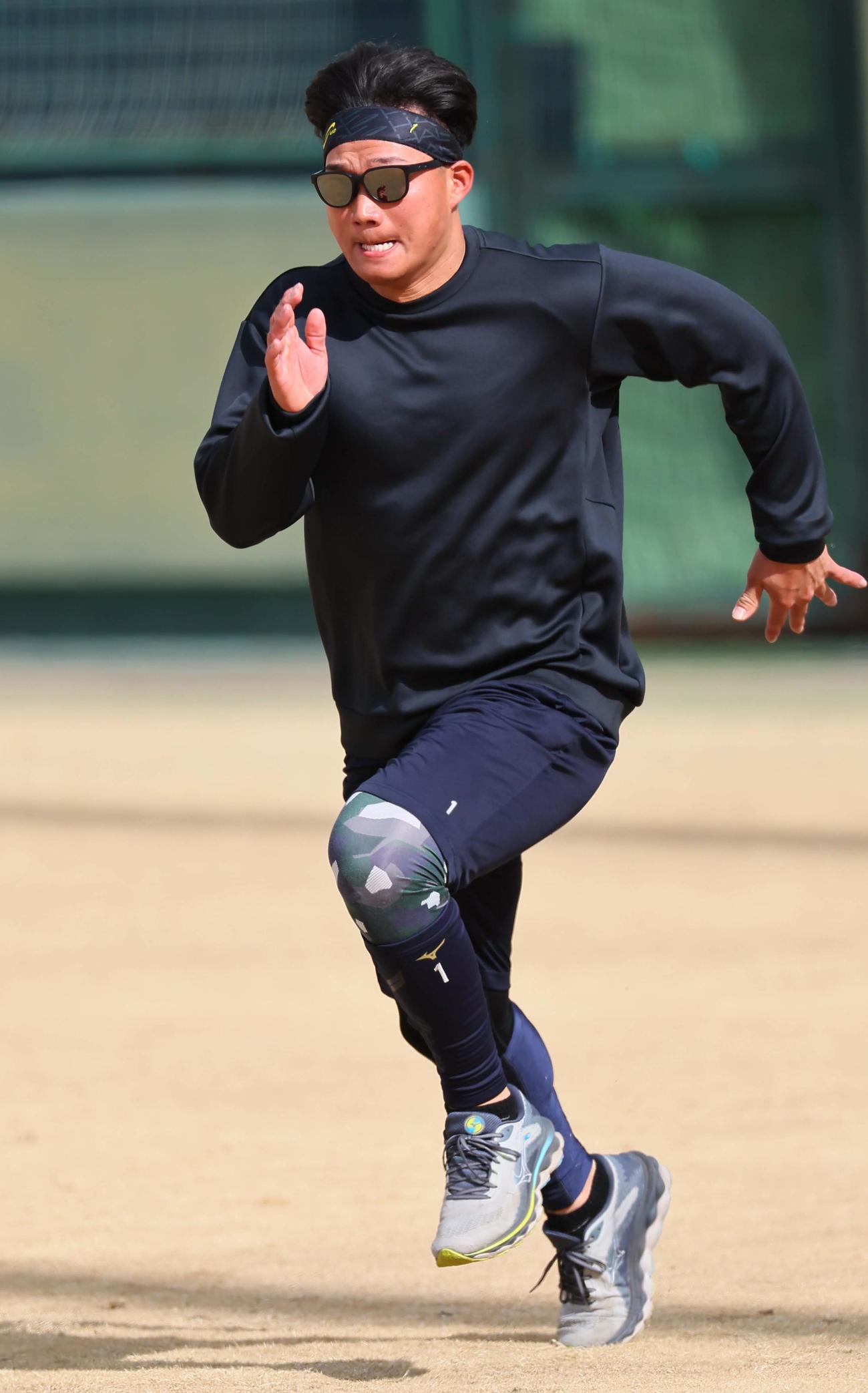 外野をダッシュする森下（撮影・上田博志）