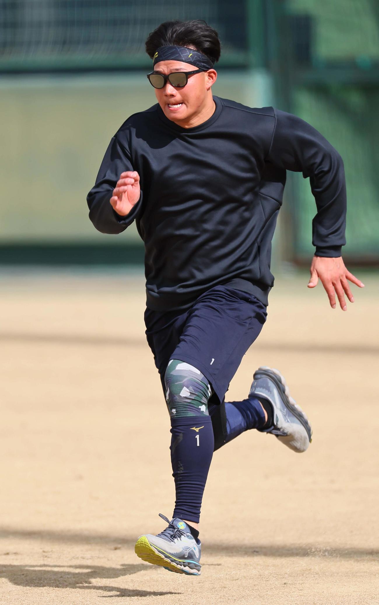 外野をダッシュする森下（撮影・上田博志）