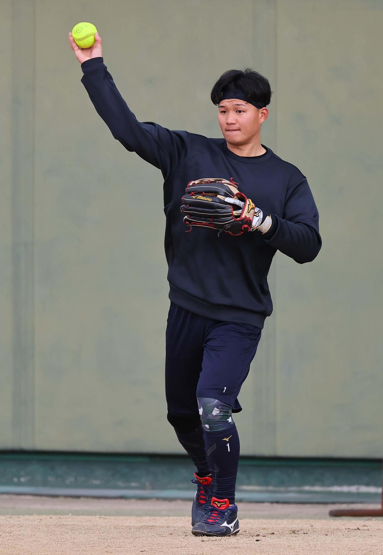 ソフトボールを投げる森下（撮影・上田博志）