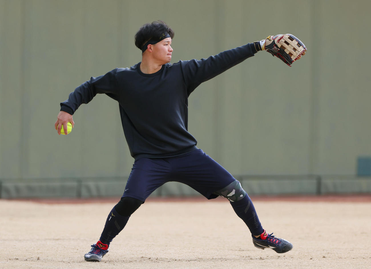 ソフトボールでキャッチボールする阪神森下（撮影・前田充）