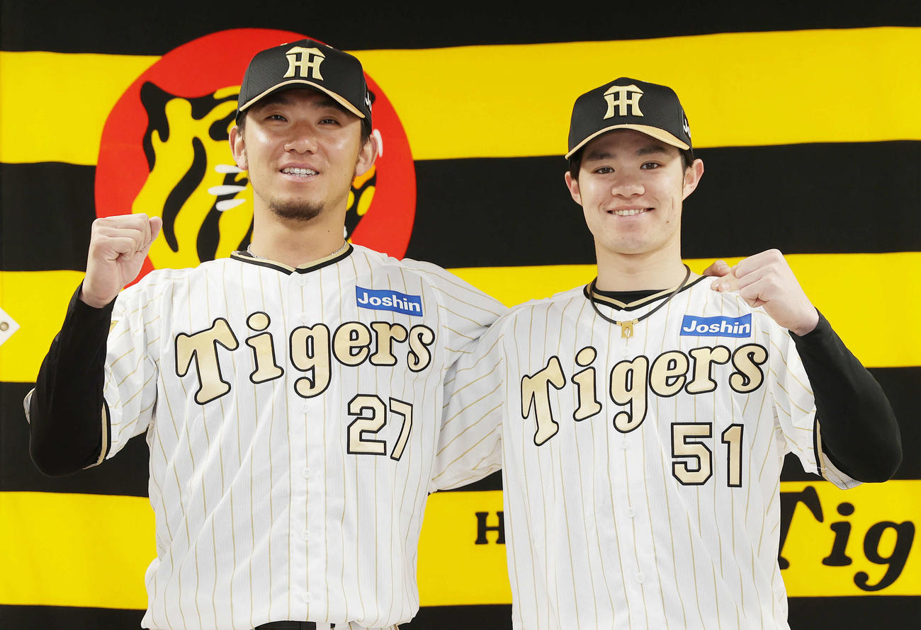 2024「チャンピオンユニホーム」を披露する阪神伊藤将（左）と中野（撮影・前田充）