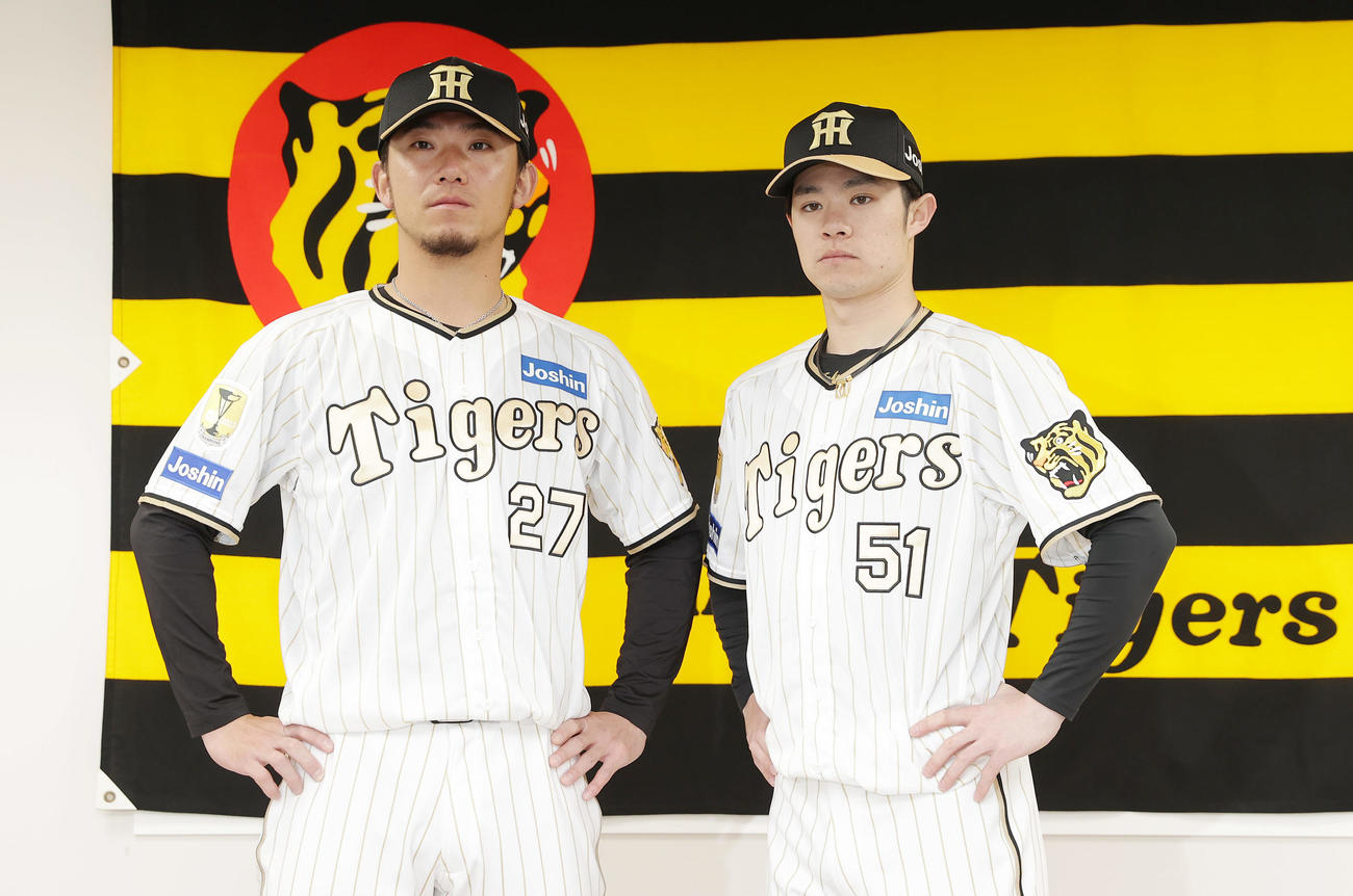 2024「チャンピオンユニホーム」を披露する阪神伊藤将（左）と中野（撮影・前田充）