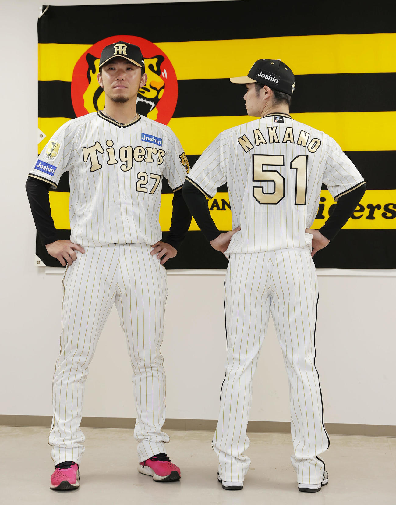 2024「チャンピオンユニホーム」を披露する阪神伊藤将（左）と中野（撮影・前田充）