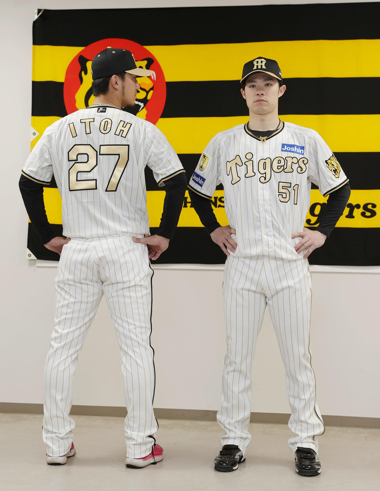 2024「チャンピオンユニホーム」を披露する阪神伊藤将（左）と中野（撮影・前田充）