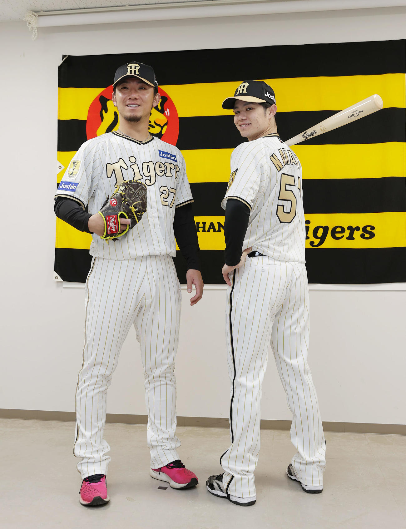 2024「チャンピオンユニホーム」を披露する阪神伊藤将（左）と中野（撮影・前田充）