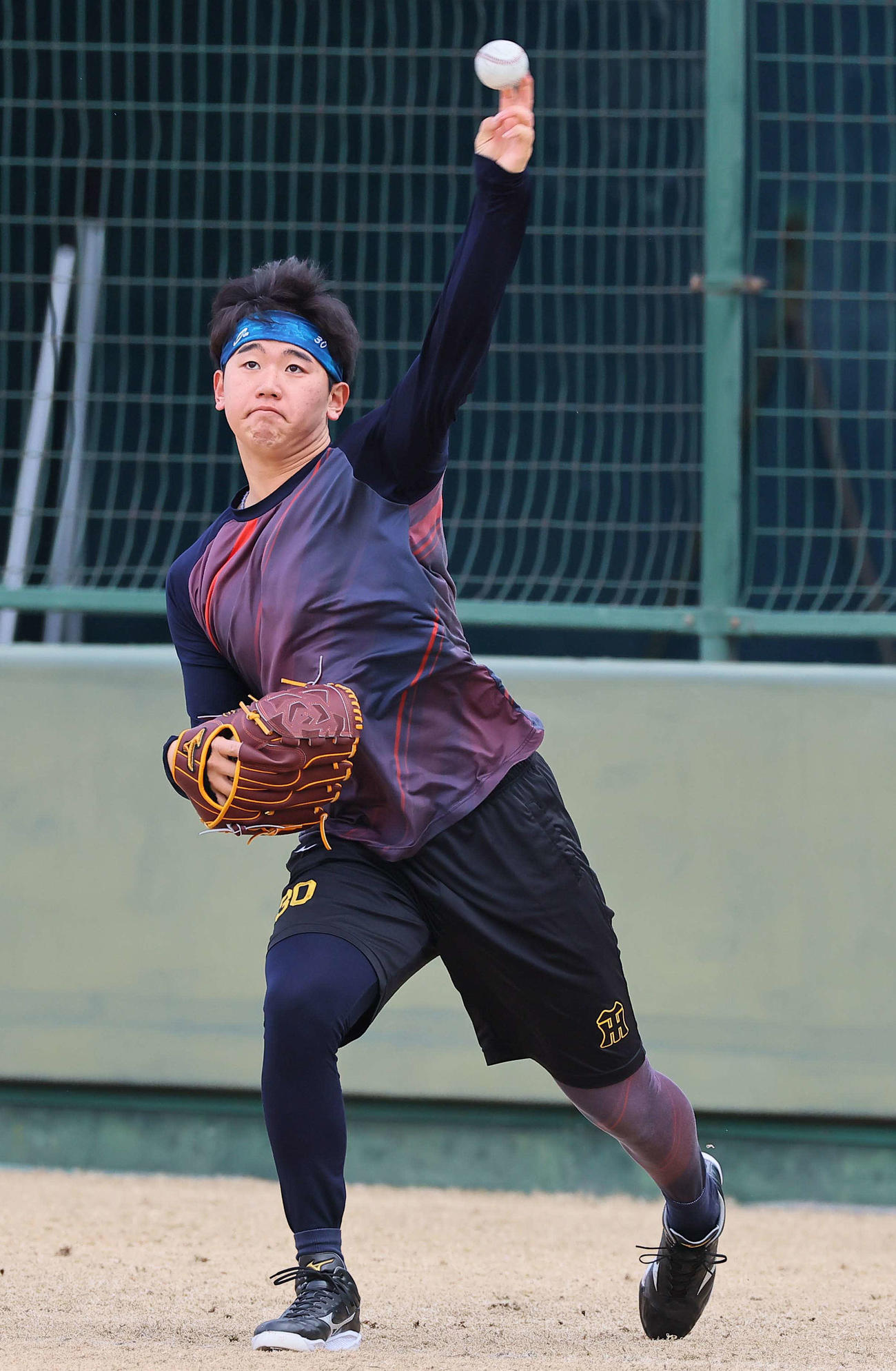 26日、キャッチボールをする門別