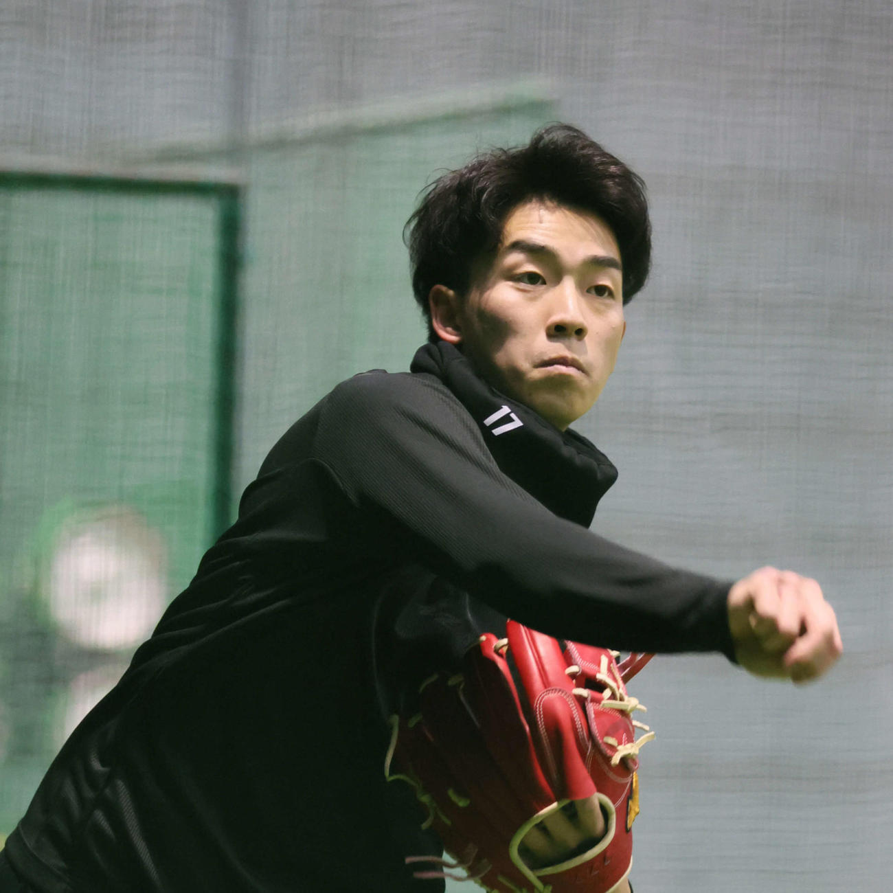 合同自主トレに再合流し、キャッチボールをする広島ドラフト1位の常広（撮影・加藤孝規）