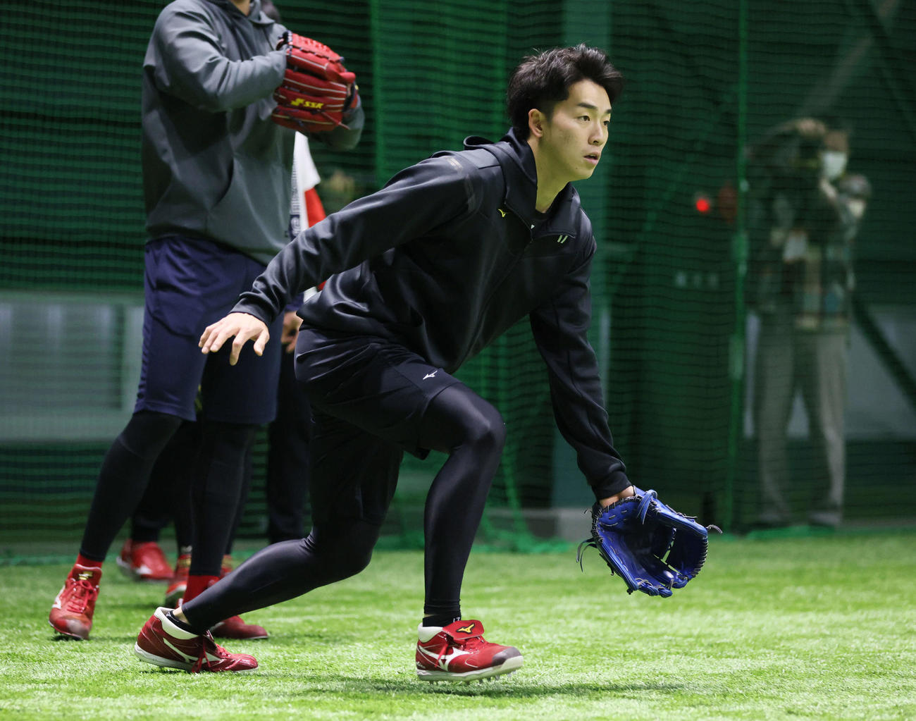 合同自主トレに再合流し、ノックを受ける広島ドラフト1位の常広（撮影・加藤孝規）