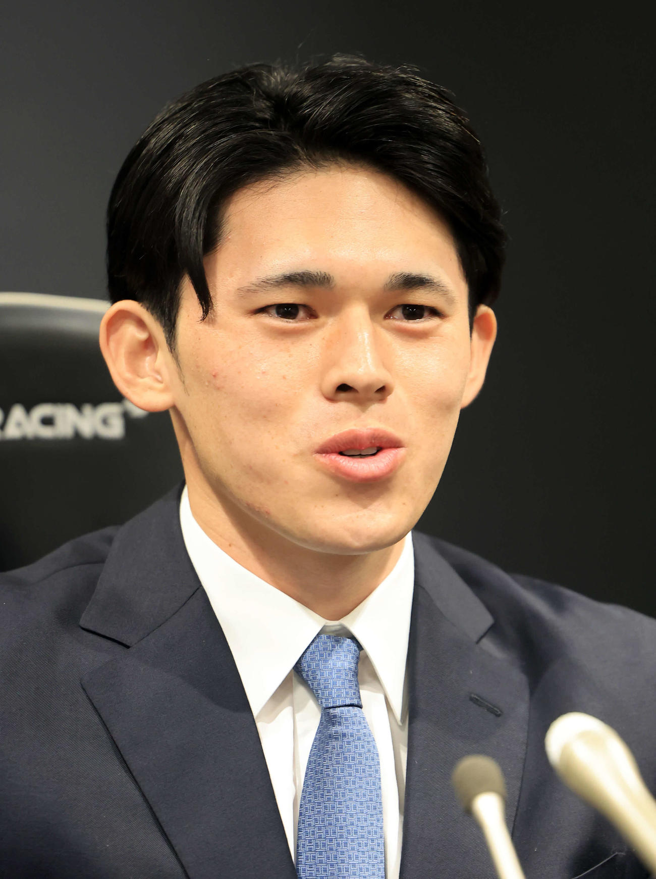 会見に臨み笑みを交えて話するロッテ佐々木（撮影・浅見桂子）