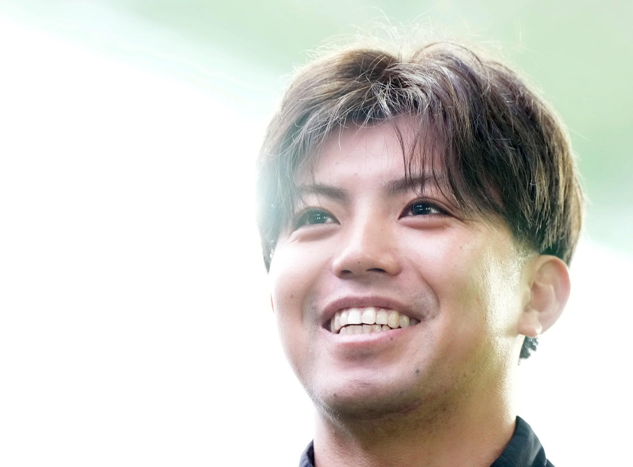 自主トレを公開し記者の質問に笑顔で答えるDeNA東（撮影・たえ見朱実）