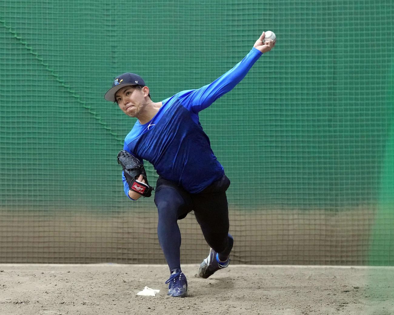 右足の踏み込む位置にロジンを置きブルペンで投球練習を行ったDeNA東（撮影・たえ見朱実）