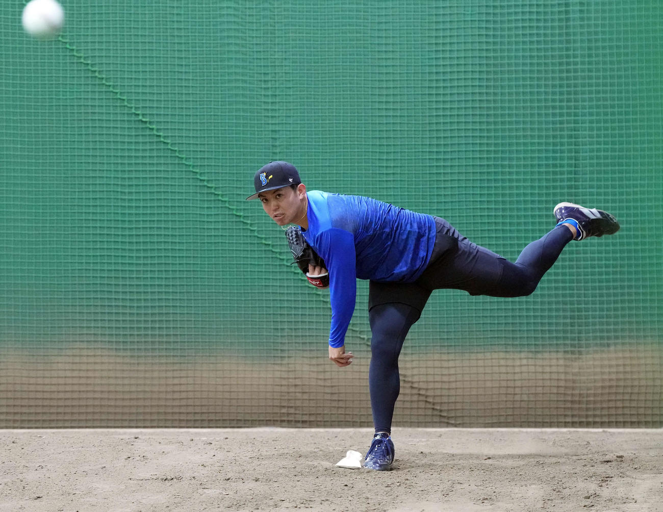 右足の踏み込む位置にロジンを置きブルペンで投球練習を行ったDeNA東（撮影・たえ見朱実）