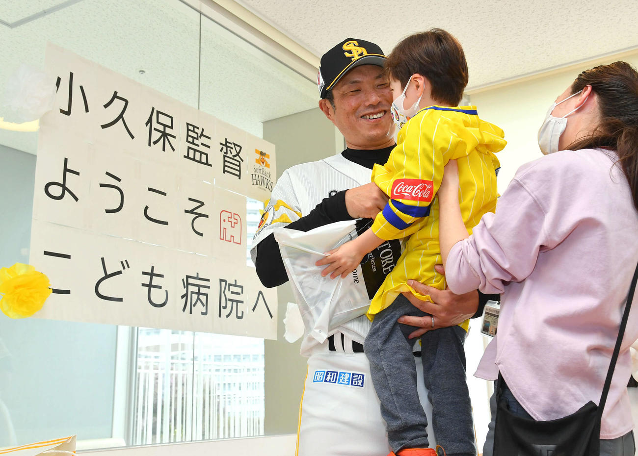 福岡市立こども病院へ訪問し、子どもたちと笑顔でふれあう小久保監督（撮影・岩下翔太）