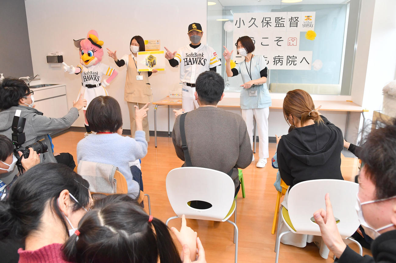 福岡市立こども病院へ訪問し、今季スローガンの「VIVA」ポーズをする小久保監督（撮影・岩下翔太）