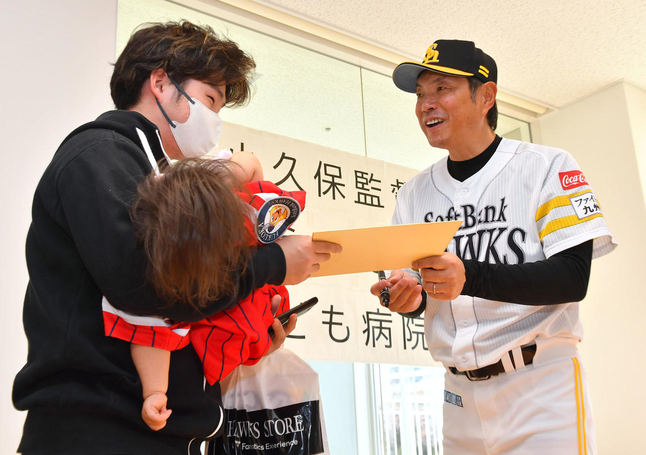 福岡市立こども病院へ訪問し、サインをプレゼントする小久保監督（撮影・岩下翔太）