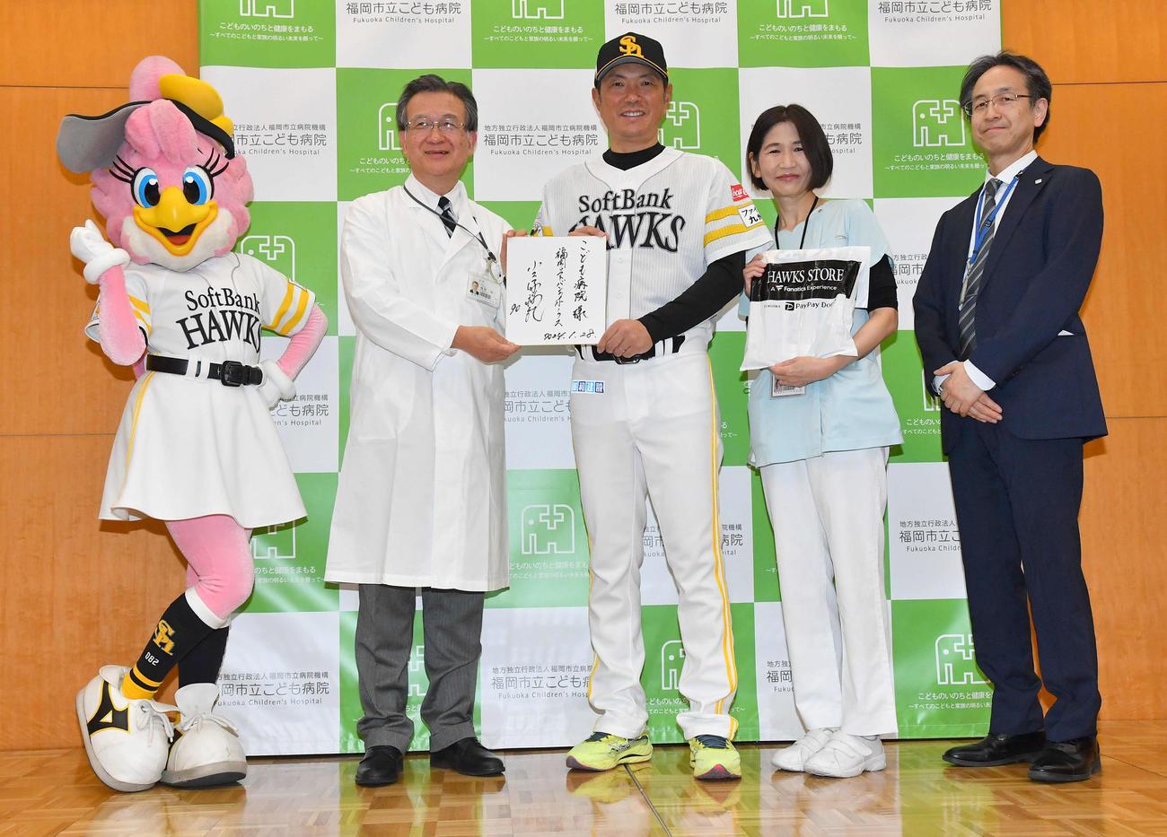 福岡市立こども病院へ訪問し、院長にサインを贈呈する小久保監督（撮影・岩下翔太）