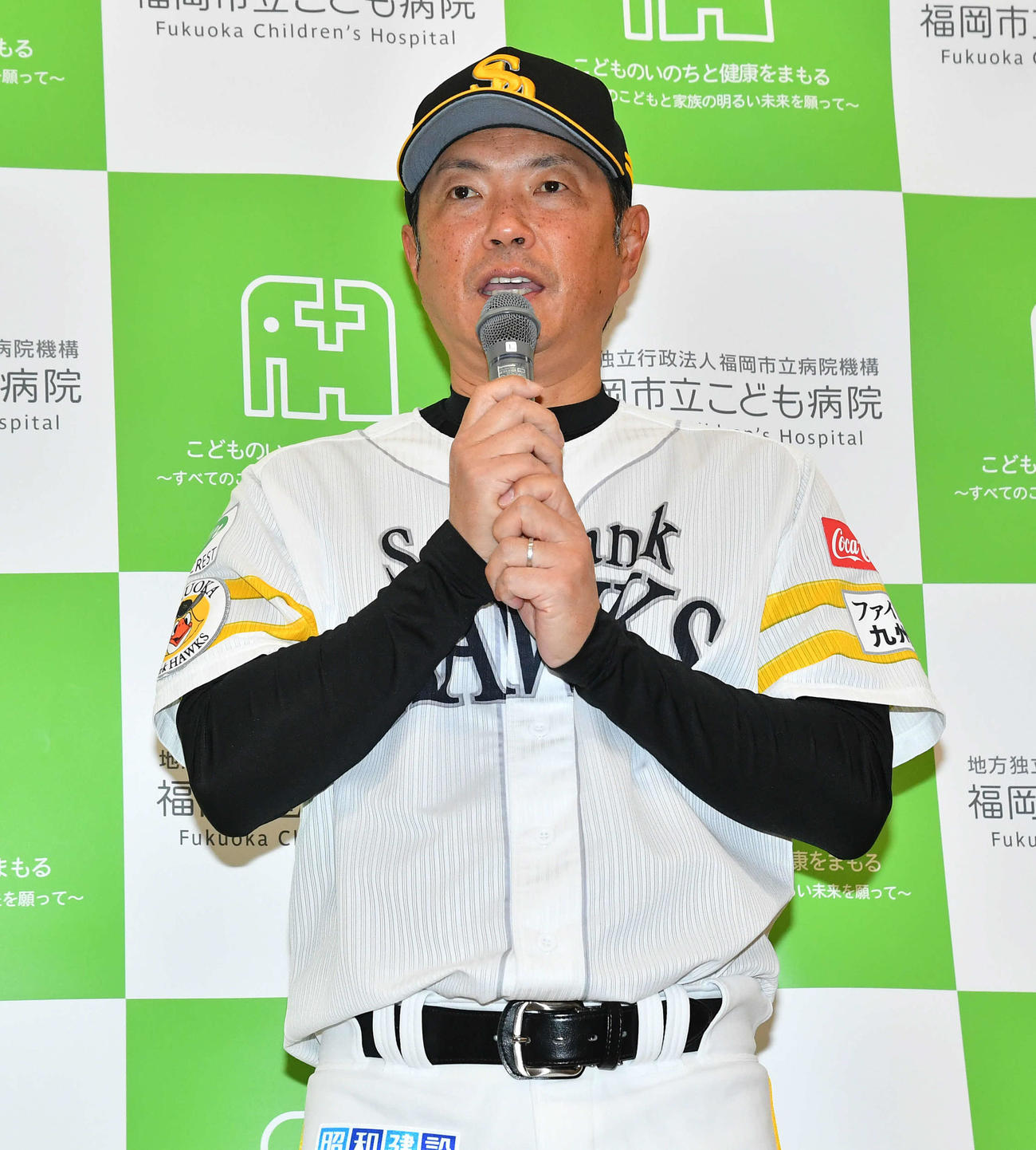 福岡市立こども病院へ訪問し、あいさつする小久保監督（撮影・岩下翔太）