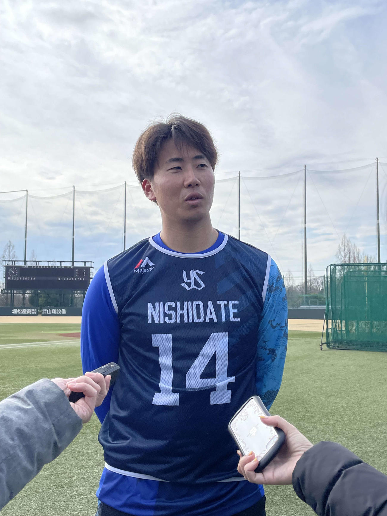 新人合同自主トレを打ち上げ、囲み取材に応じるヤクルトのドラフト1位西舘