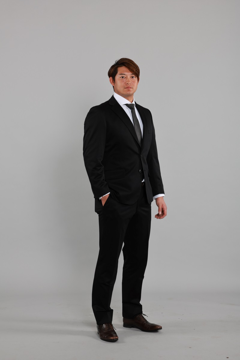 2024年オフィシャルスーツを着用するロッテ佐藤都志也（球団提供）