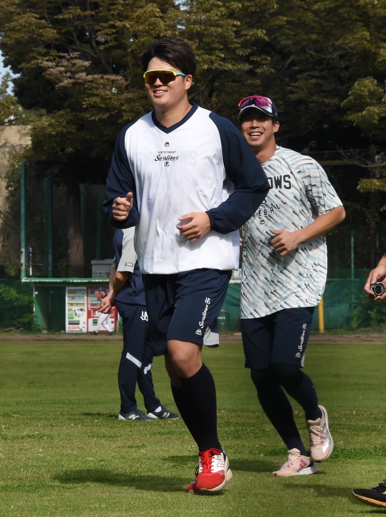 秋季練習2日目、ヤクルト村上（左）は山田と笑顔でランニング（2023年10月11日撮影）