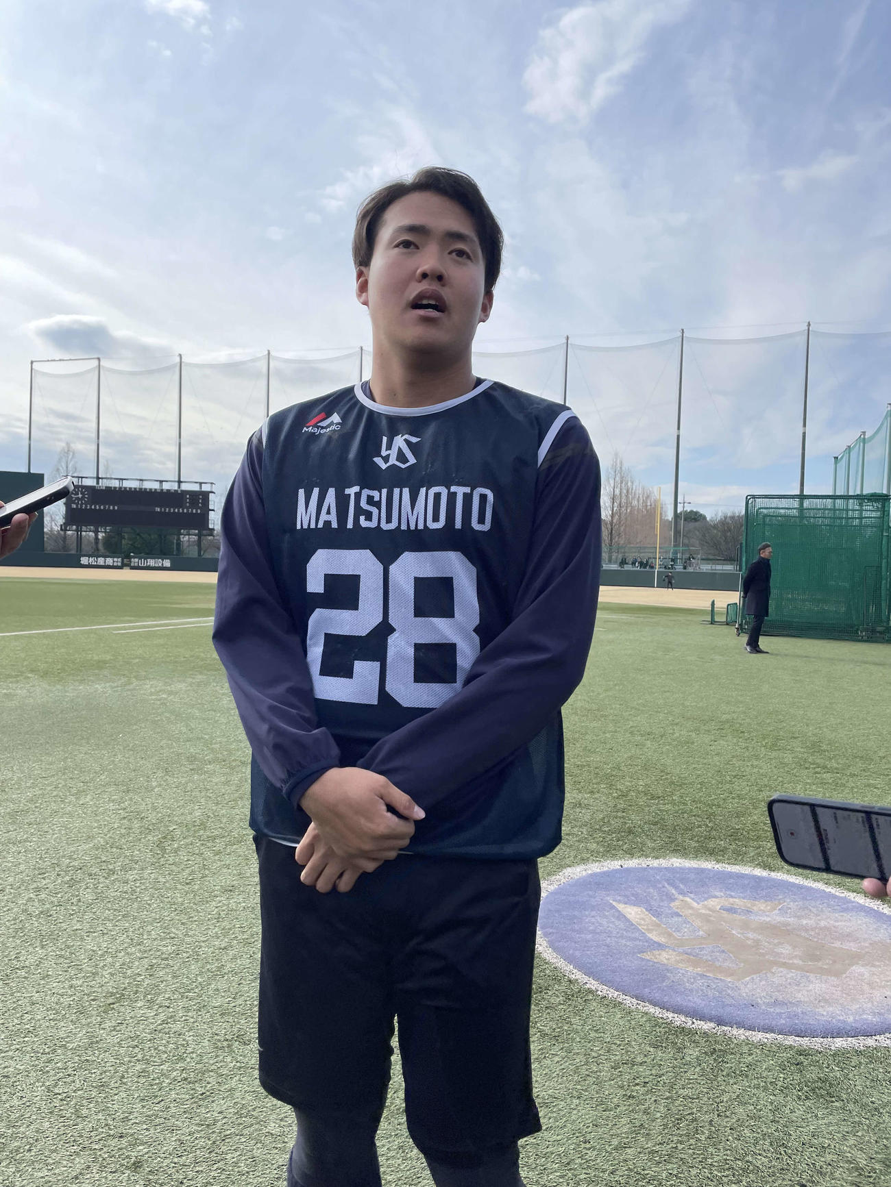 新人合同自主トレを打ち上げ、囲み取材に対応するヤクルトのドラフト2位松本健吾