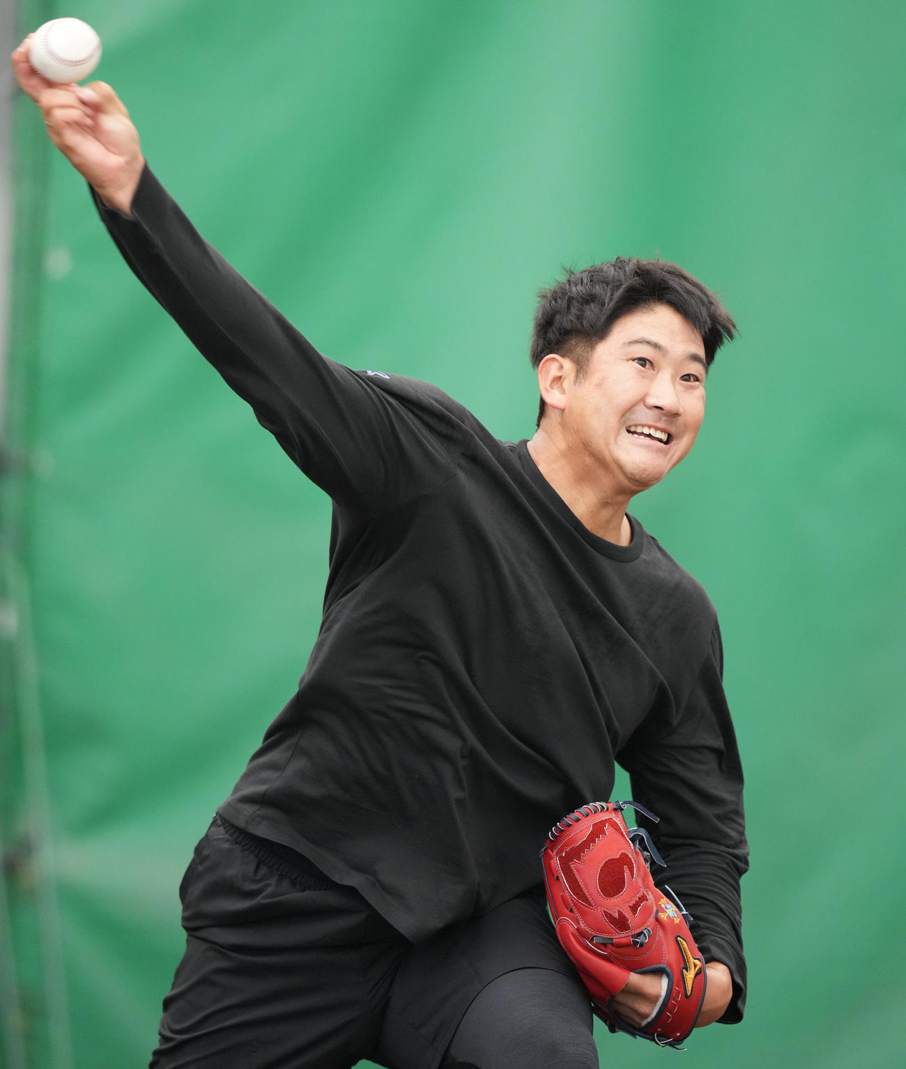 ブルペンで投球する巨人菅野（撮影・鈴木みどり）
